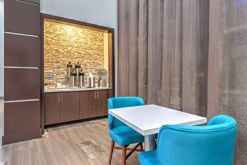 La Quinta Inn & Suites by Wyndham Tyler University Area - photo 29