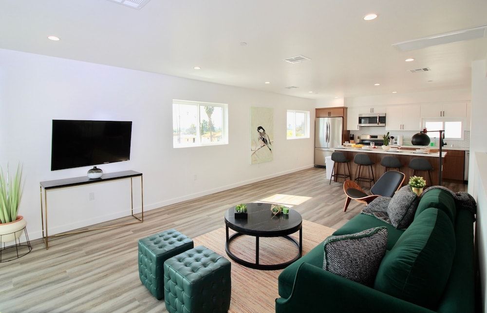 Los Angeles 3BR Villa Suites with Free Parking — 4-Star Luxury Hotel in Los Angeles, United States