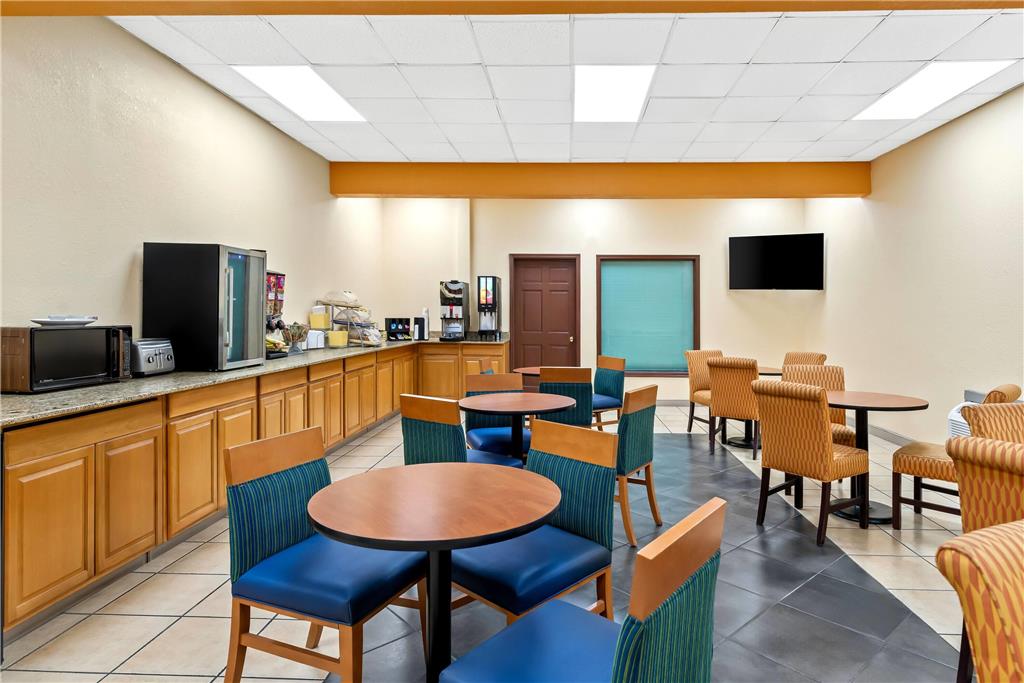 Days Inn by Wyndham Petersburg South Fort Lee - photo 12
