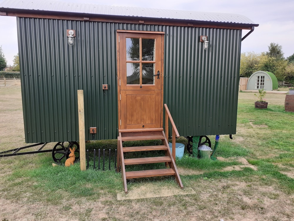 Glamping in Wiltshire in our luxury Shepherds Hut — hotel in Chippenham