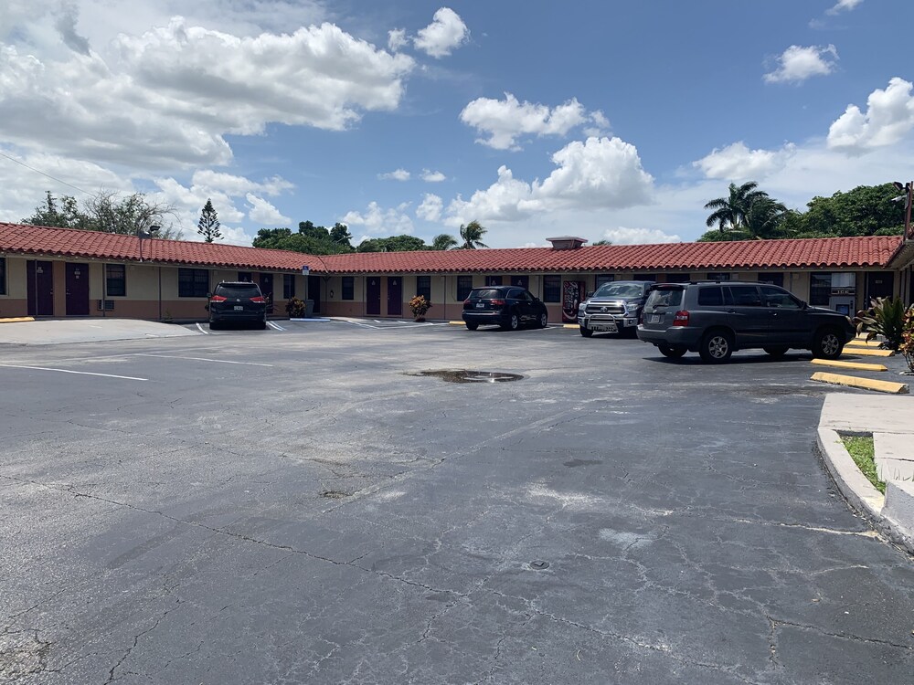 Deluxe Inn - photo 14