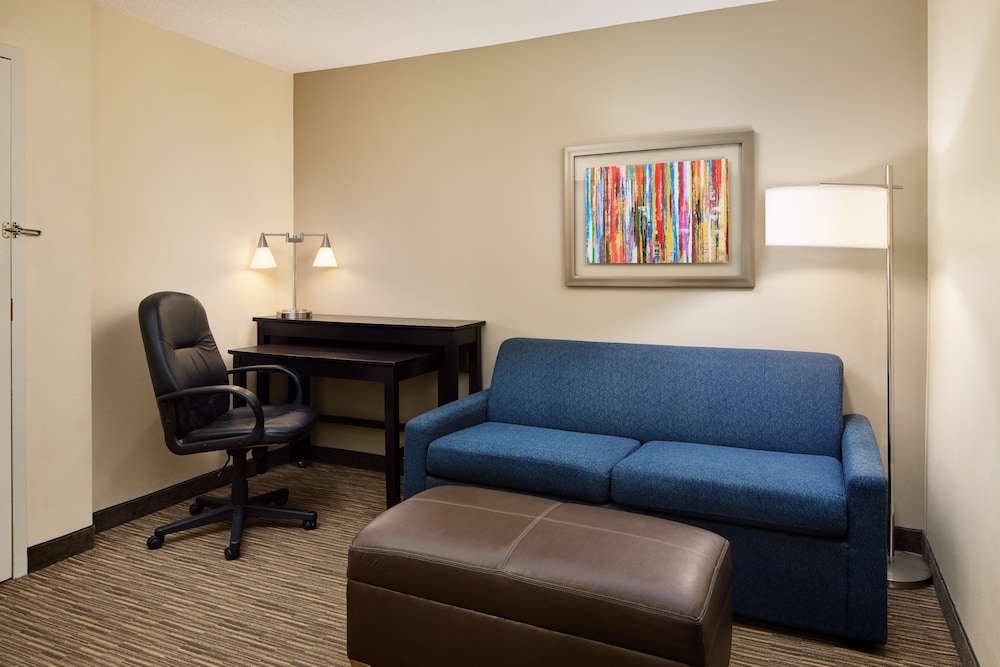 Holiday Inn Express & Suites Alpharetta Windward Parkway by IHG - photo 12