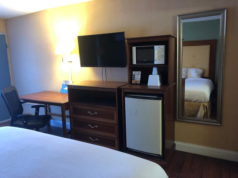 Express Airport Inn - photo 3