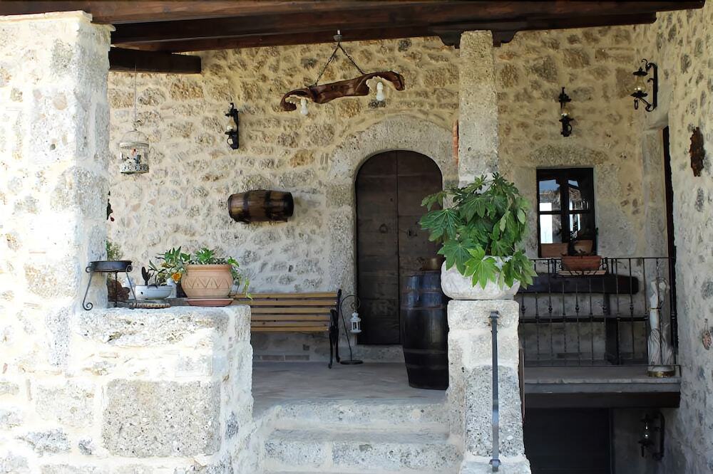 Agriturismo Le Faeta — 4-Star Luxury Hotel in Arpino, Italy