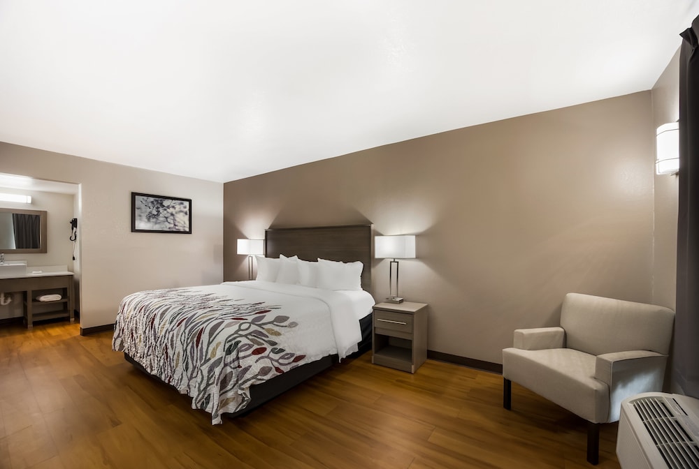 Red Roof Inn & Suites Thomasville - photo 6