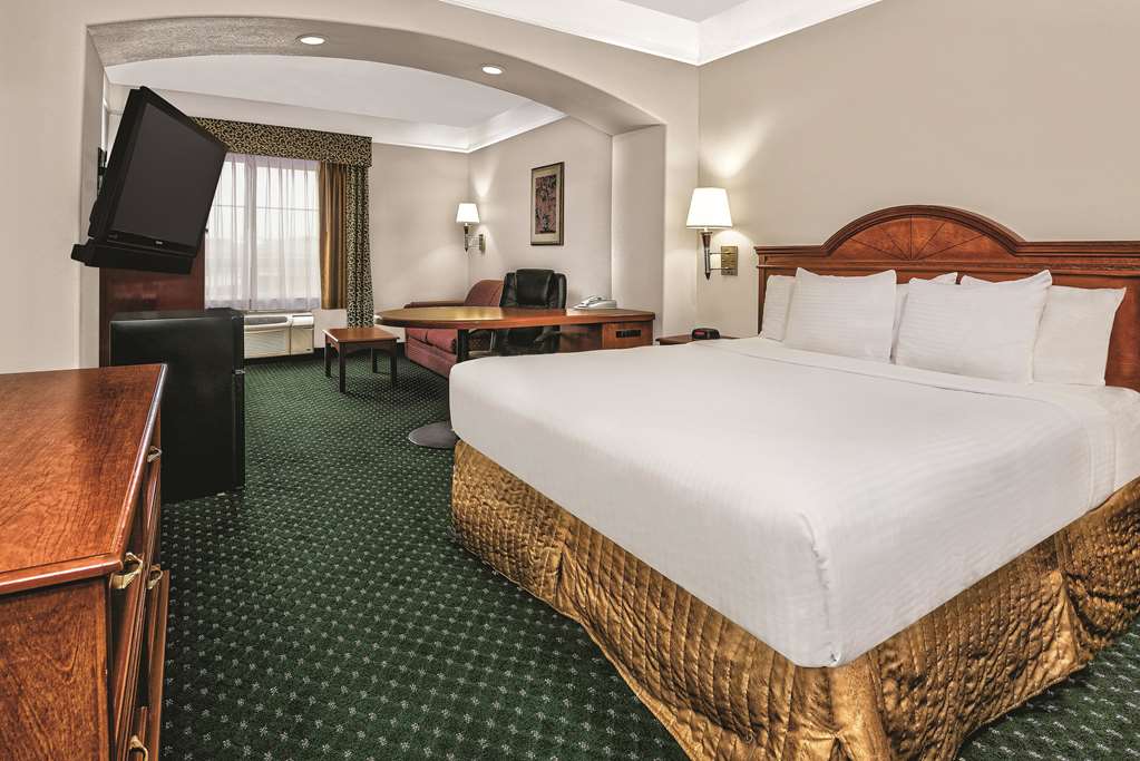 La Quinta Inn & Suites by Wyndham Stephenville - photo 11