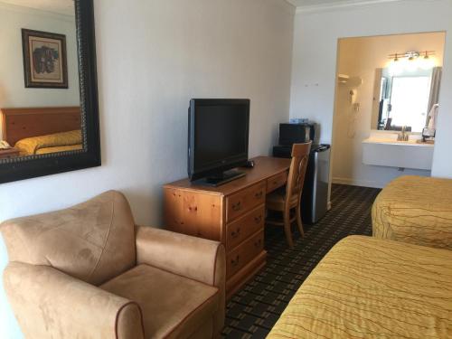 Houston Inn and Suites - photo 22