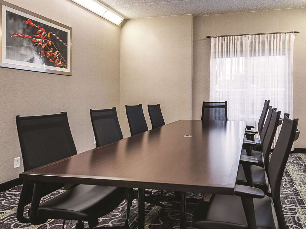 La Quinta Inn & Suites by Wyndham Alexandria Airport - photo 31