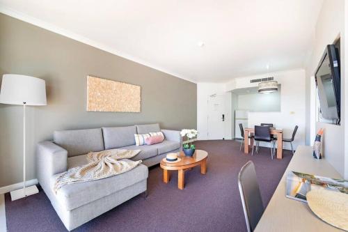 ‘Towering Palms’ Resort style Apartment with a Separate Studio — Darwin — photo 3