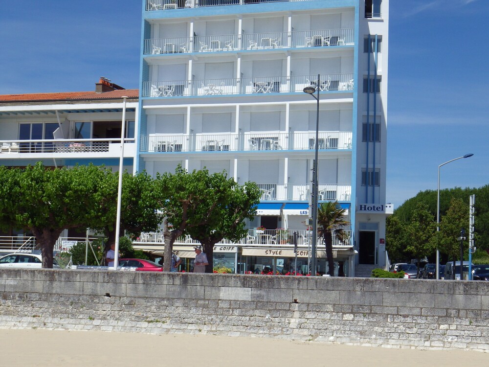 Hôtel Les Embruns Royan in Royan, France