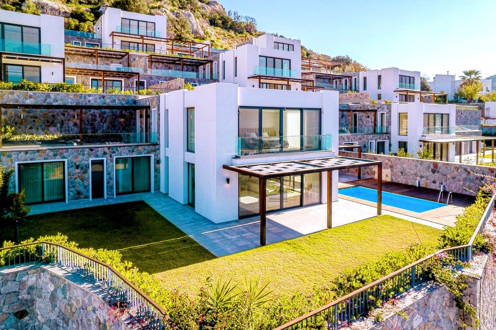 Tranquil Yalkavak Retreat Private Pool Sea Views Family Paradise — Bodrum