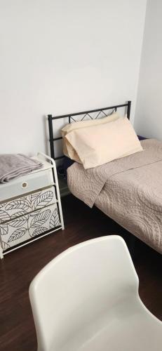 Private room on upper floor in Mississauga, Canada