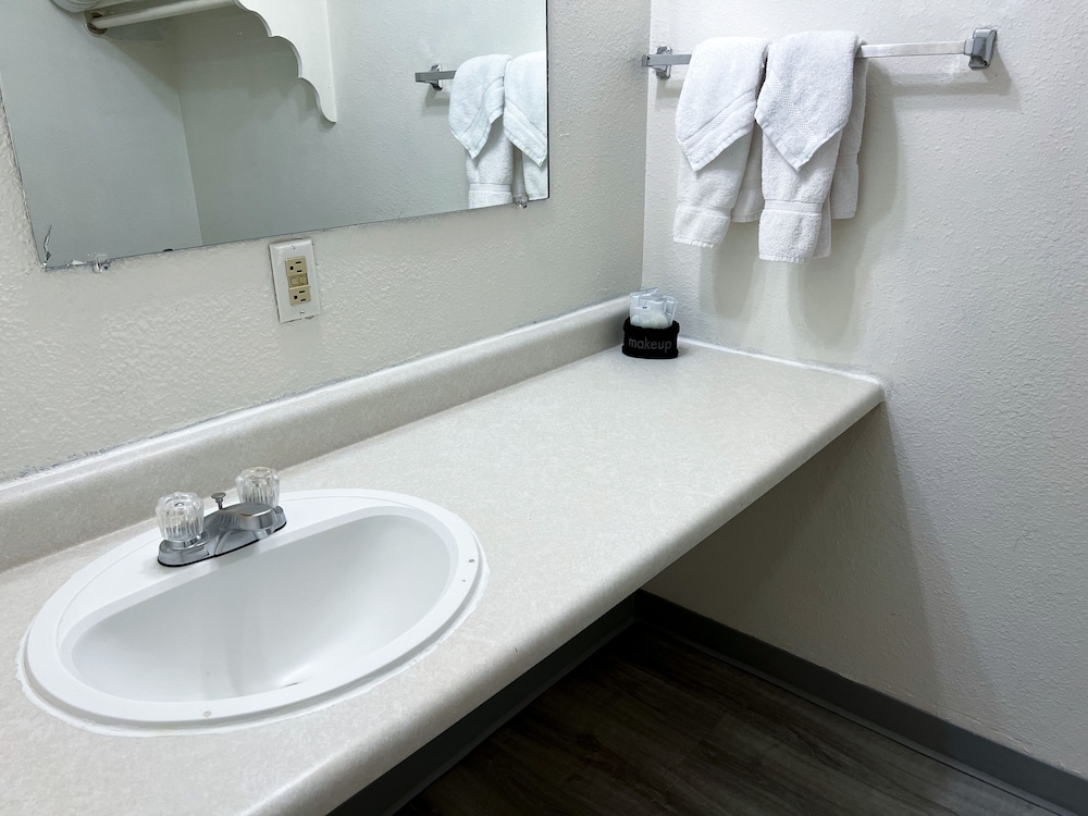The Junction Hotel and Hostel - photo 40