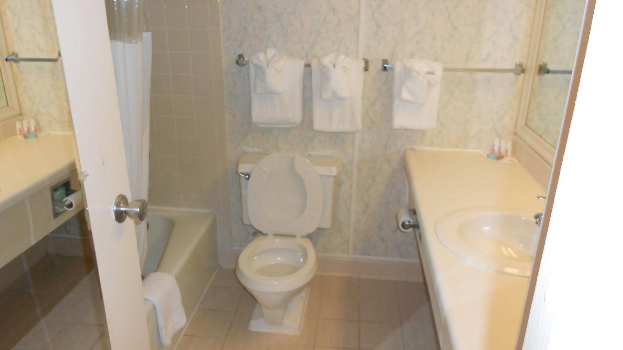 Travelodge Peoria Hotel And Conference Center - photo 4