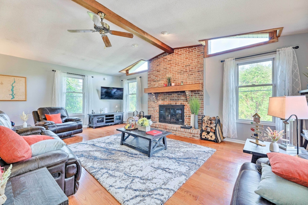 Family Friendly Brookville Home with Hot Tub — 4-Star Luxury Hotel in Brookville, United States