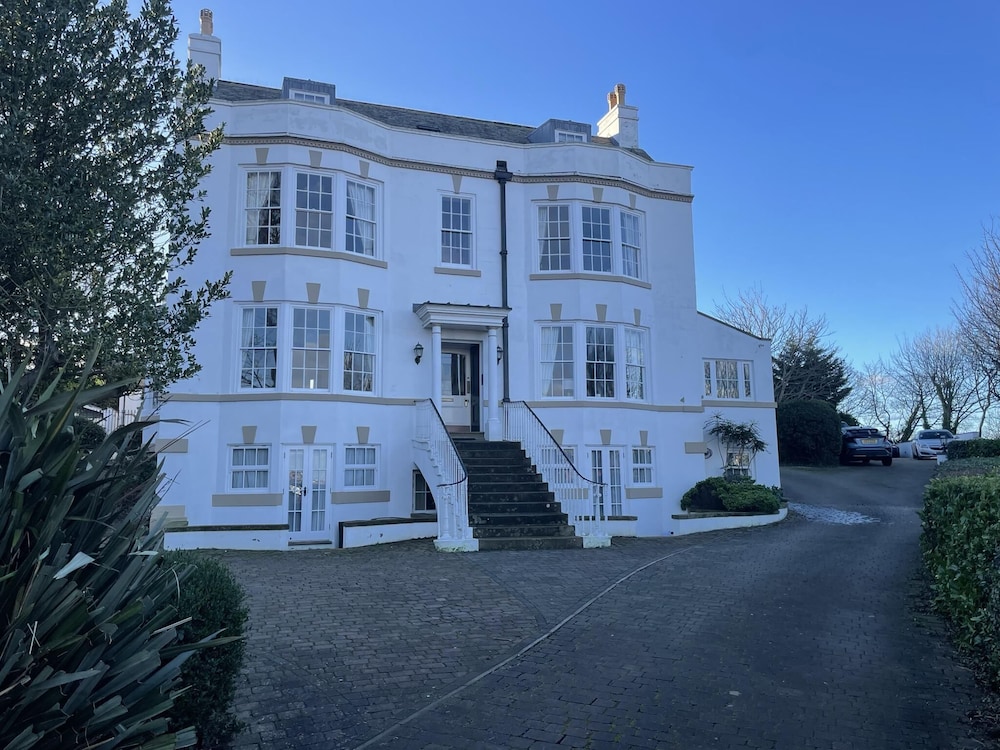Stunning 2 bed 2bath Apt in Whitby With Parking