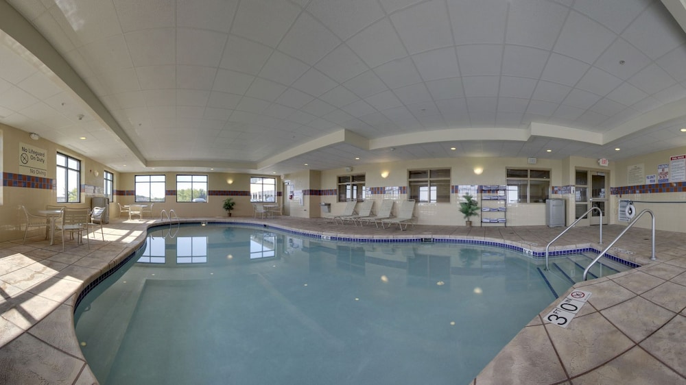 Hampton Inn & Suites West Bend - photo 30