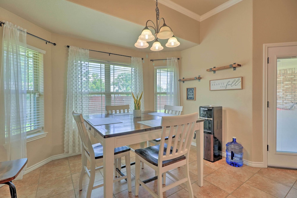 Unwind Fireside Harker Family Retreat w Yard — hotel in Harker Heights
