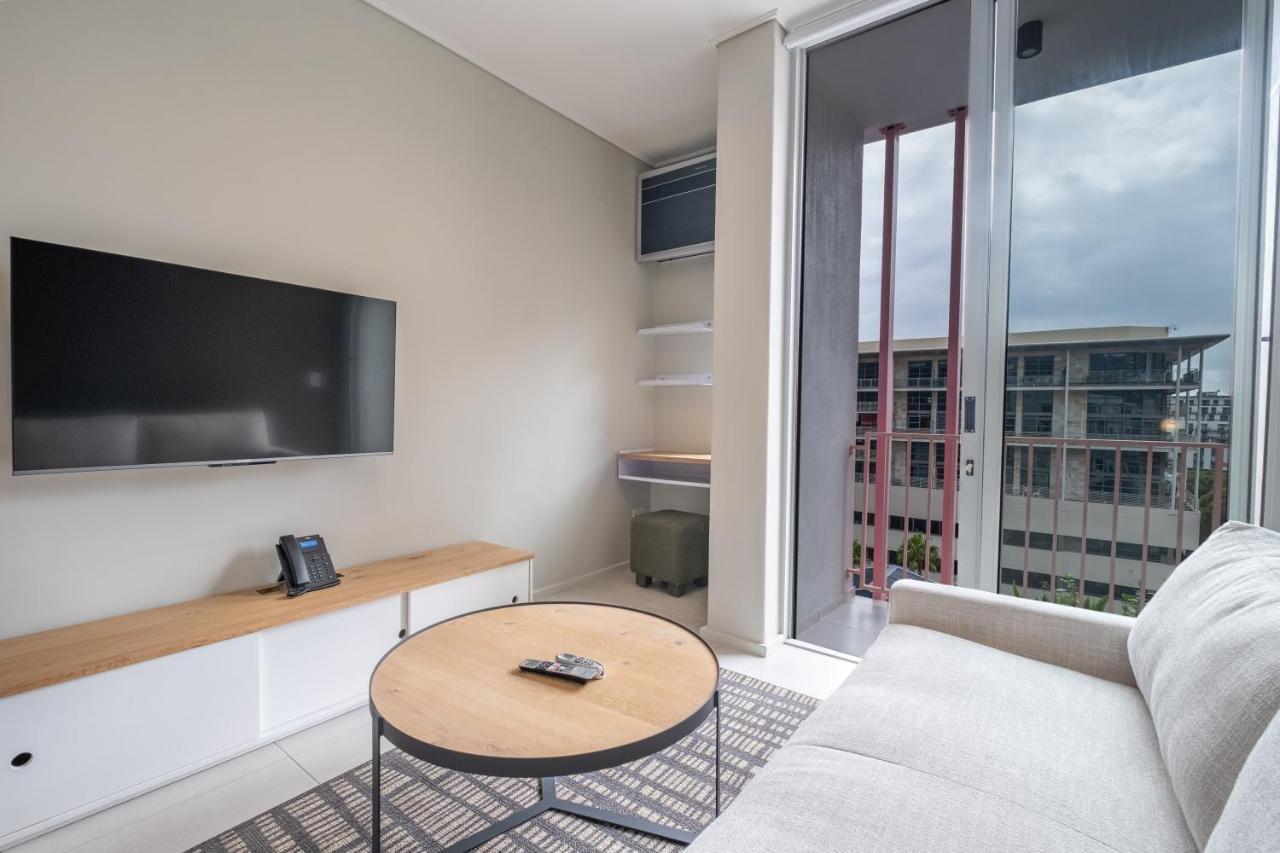 The Rose708: Top Floor Modern City Apartment