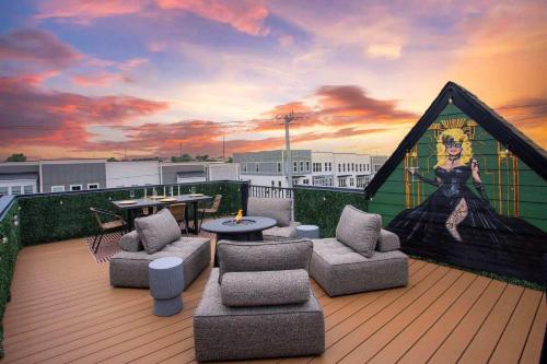 Rooftop Deck Hot Tub Fire pit Sleeps 10 — 4-Star Luxury Hotel in Nashville, United States