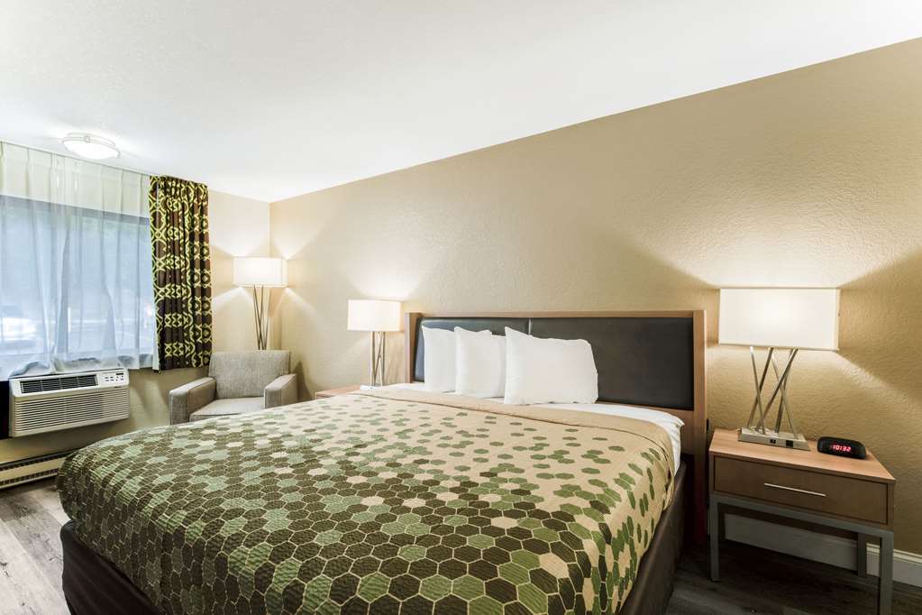Econo Lodge Madison East - photo 13