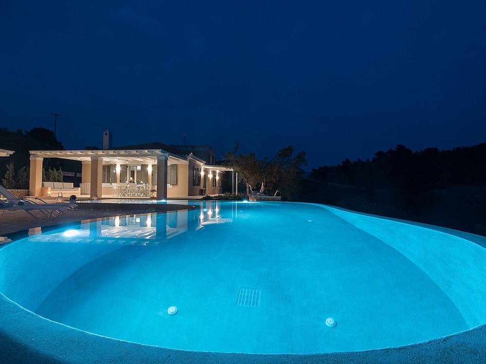 Villa in Peloponnese With Pool — 4-Star Luxury Hotel in Nafplio, Greece