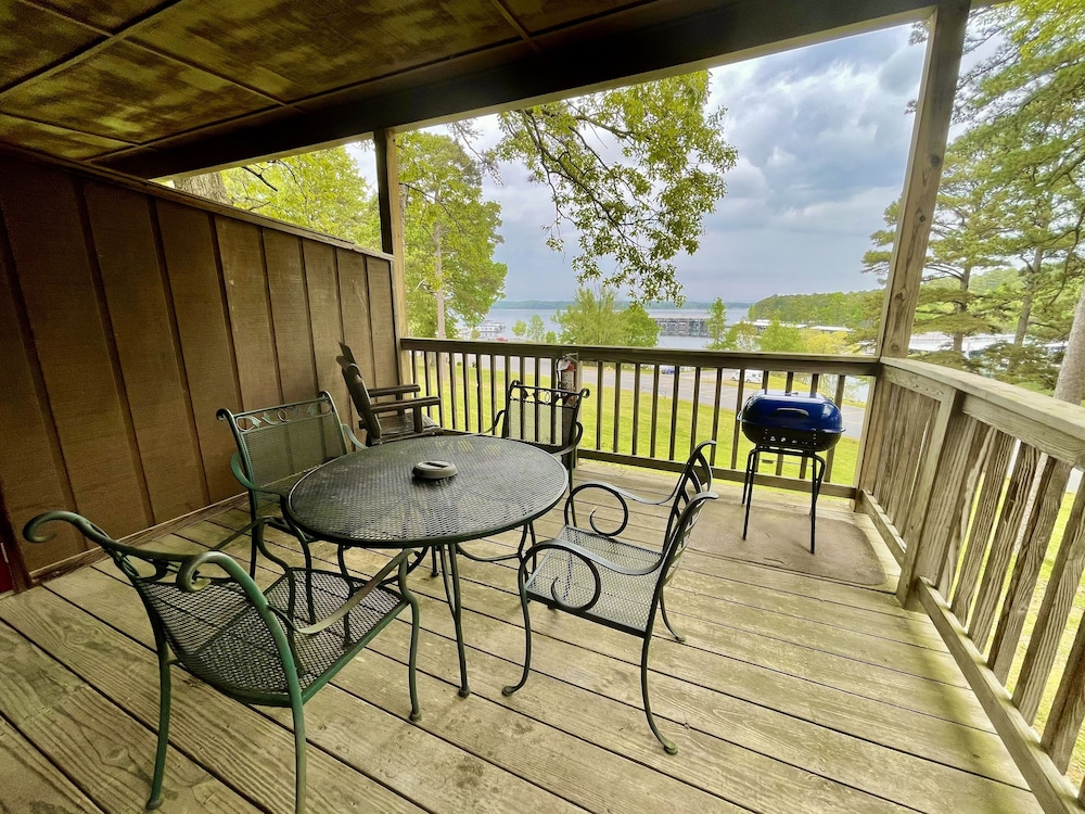Lake View Queen Guest Room With Two Queens Sleeper Sofa And Patio Overlooking Lake Ouachita. 1 Bedroom Hotel Room by RedAwning — hotel in Mount Ida