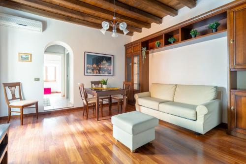 VG Trevi Fountain 5 STELLE Elegant Apartment — 4-Star Luxury Hotel in Rome, Italy