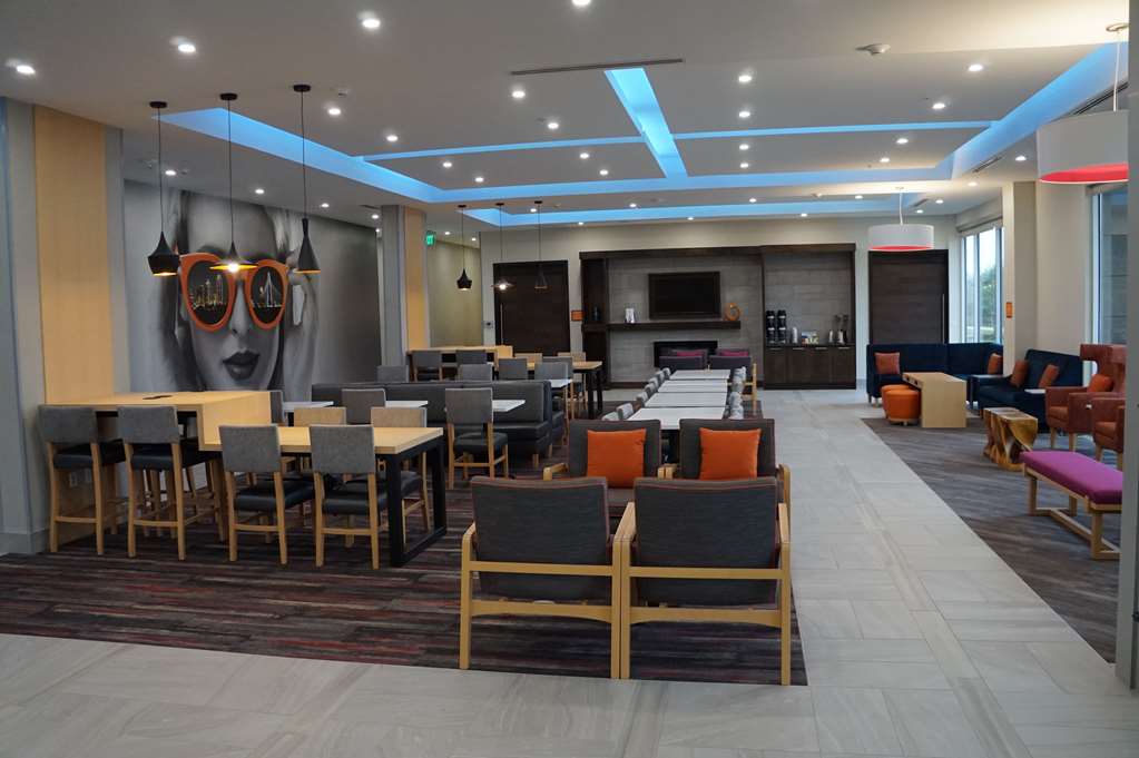 La Quinta Inn & Suites by Wyndham Lewisville - photo 52