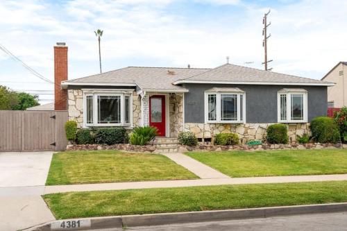 Stunning Retro Beach Oasis Dual Living Pool in Long Beach, United States