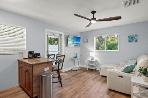 2 Bed 2 Bath Modern Naples Beach Bungalow — 4-Star Luxury Hotel in Naples, United States