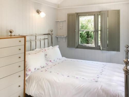 Fig Tree Shepherds Hut Cottage — Bridport — photo 3