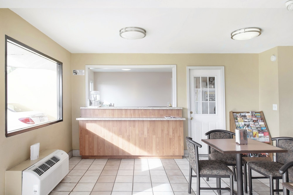 OYO Hotel Tulsa International Airport - photo 2