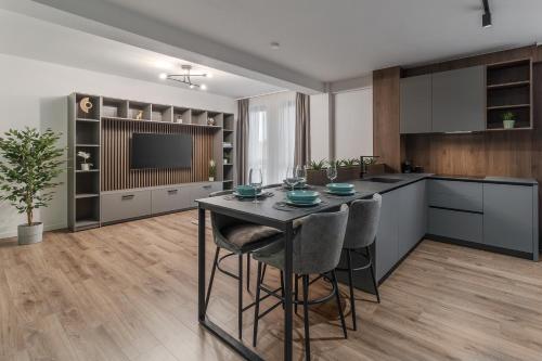 Luxury Grey Apartments Central Free Parking Self Check In — 4-Star Luxury Hotel in Oradea, Romania