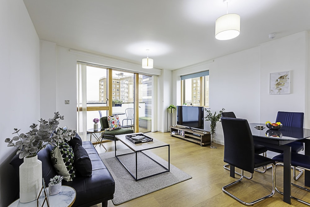 Trendy Queen's Park Apartment With Views Across London — 4-Star Luxury Hotel in London, United Kingdom