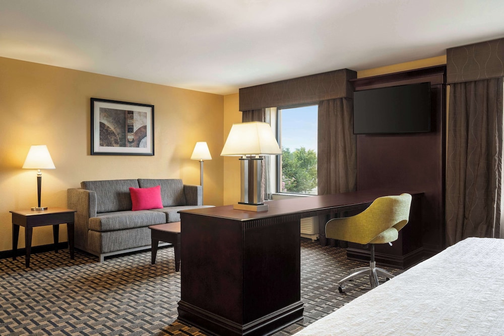 Hampton Inn and Suites Pine Bluff - photo 17