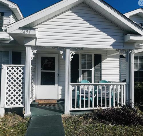Charming 2 bdr 1 bath home fenced byard N Pensacola Pet Friendly Close to bases — 4-Star Luxury Hotel in Pensacola, United States