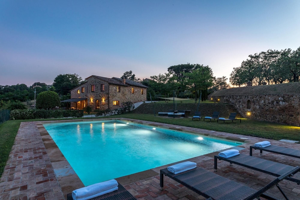 Bossoncina 8&1 Emma Villas — 4-Star Luxury Hotel in Montepulciano, Italy