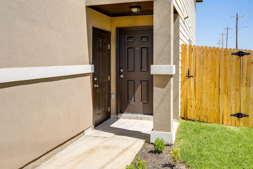 Luxurious Laredo Getaway Unwind in Style - photo 28
