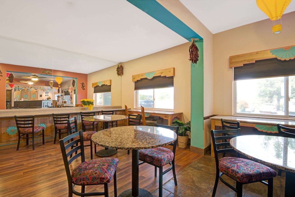 Days Inn & Suites by Wyndham Airport Albuquerque - photo 39