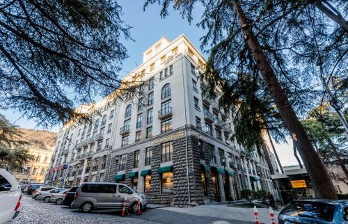 City Center Luxe Apartment
