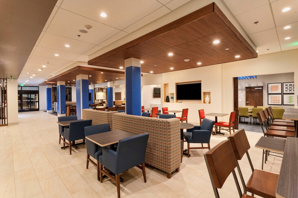 Holiday Inn Express & Suites Dodge City by IHG - photo 17