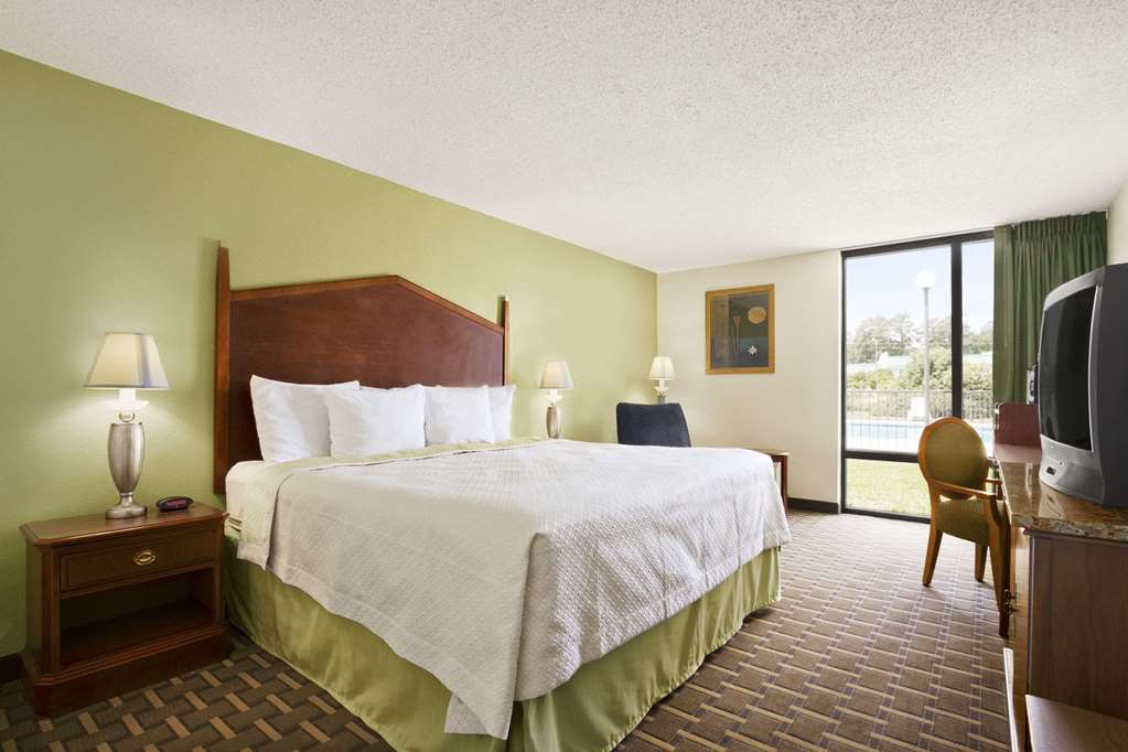 Days Inn by Wyndham Fayetteville South I 95 Exit 49 - photo 8