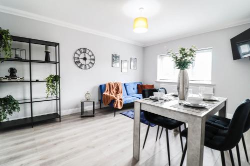 Modern House with Gated Driveway and Free WiFi — 4-Star Luxury Hotel in Luton, United Kingdom