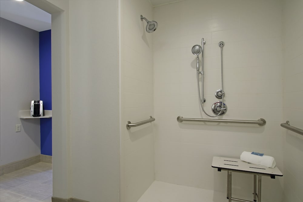 Holiday Inn Express & Suites Columbus North by IHG - photo 6