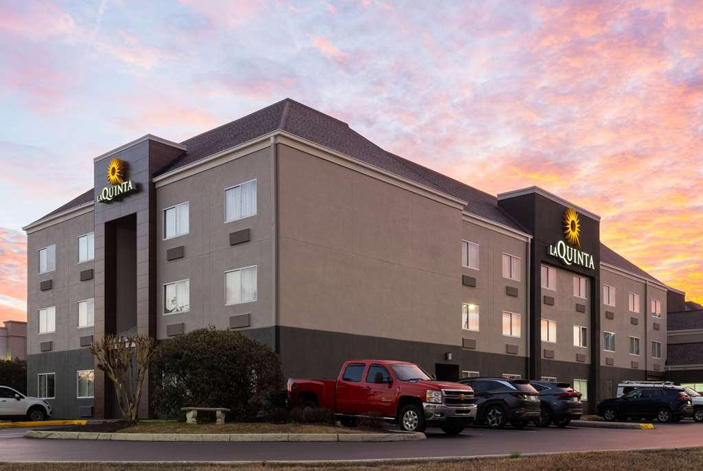 La Quinta Inn & Suites by Wyndham Knoxville Airport - featured photo