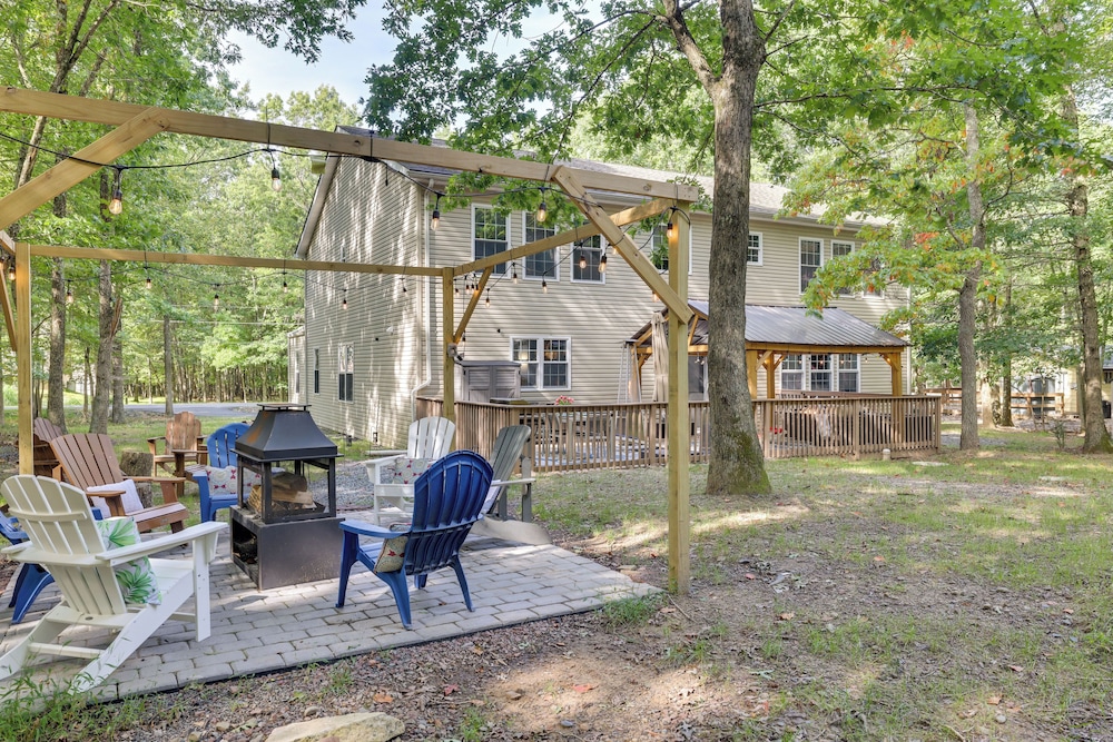 Game Room and Home Theater Immaculate Poconos Lodge — 4-Star Luxury Hotel in Towamensing Trails, United States