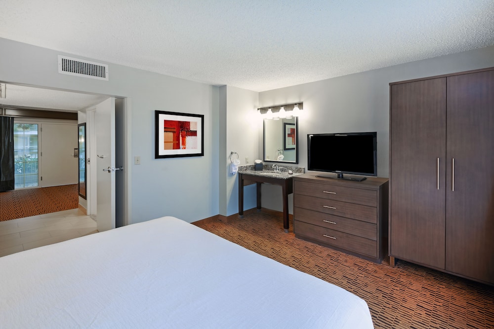 Embassy Suites by Hilton Dallas Market Center - photo 8