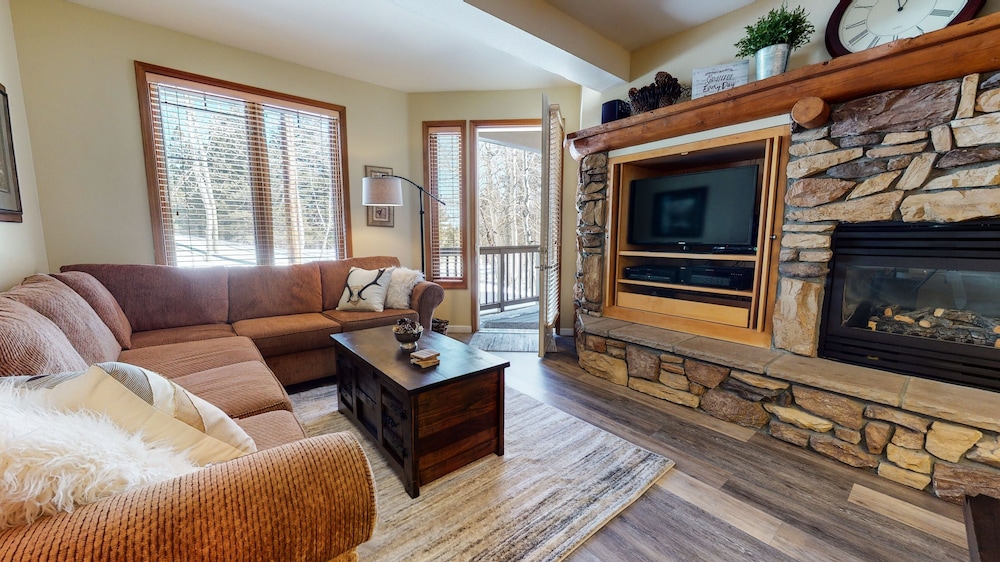 Mammoth Green 102 Amazing Unit 300 Yards to Eagle Lifts Underground Parking by RedAwning — 4-Star Luxury Hotel in Mammoth Lakes, United States