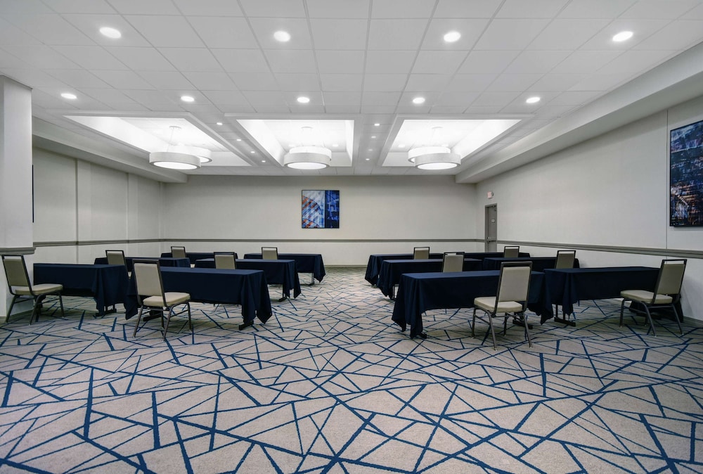 Embassy Suites by Hilton Detroit Livonia Novi - photo 35